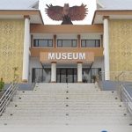PESONA BUDAYA KAWANUA: Tampilan megah fasad depan Gedung Museum Negeri Provinsi Sulawesi Utara di Kota Manado yang menampilkan ornamen khas daerah dan patung Burung Manguni di bagian atapnya. Pihak pengelola kini memberlakukan penyesuaian jam operasional baru guna mendongkrak kunjungan wisata edukasi warga.