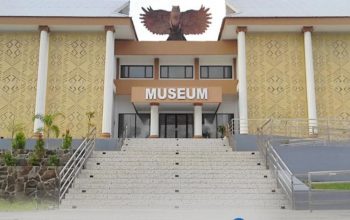 Intip Jam Operasional Terbaru Museum Negeri Sulawesi Utara, Pas buat Akhir Pekan 7 PESONA BUDAYA KAWANUA: Tampilan megah fasad depan Gedung Museum Negeri Provinsi Sulawesi Utara di Kota Manado yang menampilkan ornamen khas daerah dan patung Burung Manguni di bagian atapnya. Pihak pengelola kini memberlakukan penyesuaian jam operasional baru guna mendongkrak kunjungan wisata edukasi warga.