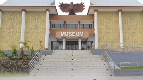 PESONA BUDAYA KAWANUA: Tampilan megah fasad depan Gedung Museum Negeri Provinsi Sulawesi Utara di Kota Manado yang menampilkan ornamen khas daerah dan patung Burung Manguni di bagian atapnya. Pihak pengelola kini memberlakukan penyesuaian jam operasional baru guna mendongkrak kunjungan wisata edukasi warga.