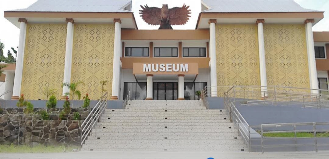 PESONA BUDAYA KAWANUA: Tampilan megah fasad depan Gedung Museum Negeri Provinsi Sulawesi Utara di Kota Manado yang menampilkan ornamen khas daerah dan patung Burung Manguni di bagian atapnya. Pihak pengelola kini memberlakukan penyesuaian jam operasional baru guna mendongkrak kunjungan wisata edukasi warga.