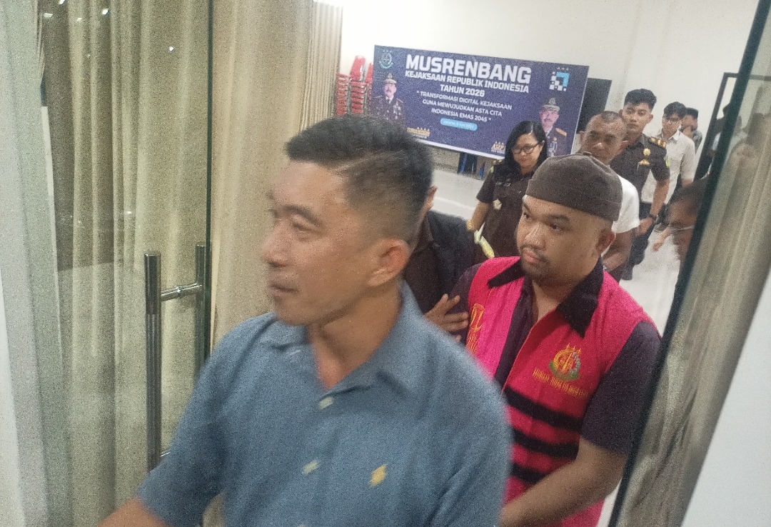 HM resmi ditetapkan sebagai tersangka kasus dugaan korupsi Dana KPU Boltim TA 2020-2021 oleh Kejari Kotamobagu, dengan kerugian negara sekitar Rp700 juta.