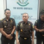 Kepala Kejari Kotamobagu, Tasjrifin Muljana, membeberkan kronologi dan modus korupsi staf KPU Boltim CM dalam konferensi pers Kajari Kotamobagu, Kamis (4/6/2026)
