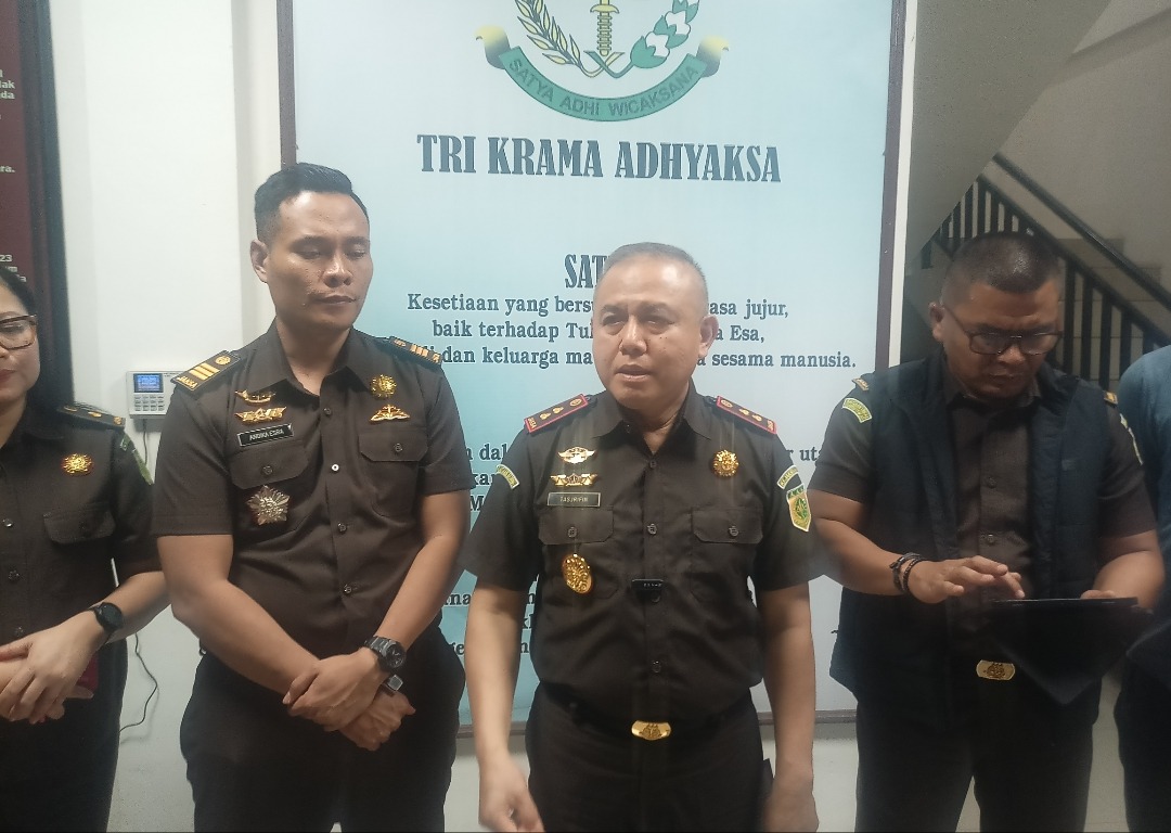 Kepala Kejari Kotamobagu, Tasjrifin Muljana, membeberkan kronologi dan modus korupsi staf KPU Boltim CM dalam konferensi pers Kajari Kotamobagu, Kamis (4/6/2026)
