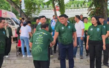 Gubernur Yulius Selvanus didampingi Ketua TP-PKK Sulut, Ibu Anik Yulius bersama Wagub Victor Mailangkay saat memimpin aksi nyata kebersihan di kawasan Manado Beach Walk, Kamis (5/6/2026). Sumber: Humas Pemprov Sulut