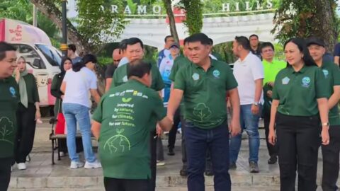 Hari Lingkungan Hidup, Gubernur Yulius Pimpin Aksi Bersih Pantai di Malalayang
