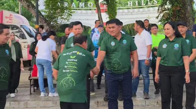 Hari Lingkungan Hidup, Gubernur Yulius Pimpin Aksi Bersih Pantai di Malalayang