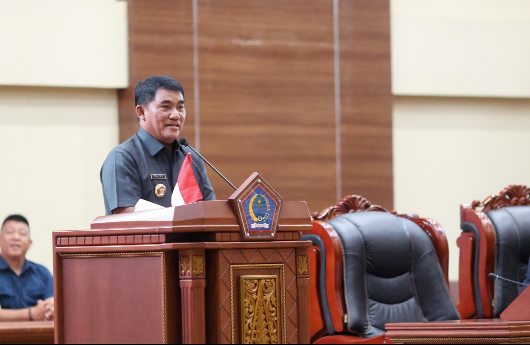 Gubernur Yulius Selvanus, menyampaikan laporan pertanggungjawaban APBD 2025 dalam Rapat Paripurna DPRD Sulut, Selasa (23/6/2026).
