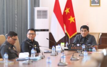 Gubernur Yulius Selvanus, mengikuti peresmian 1.151 km jalan daerah oleh Presiden Prabowo Subianto secara virtual dari Wisma Negara Bumi Beringin, Manado, Selasa (23/6/2026). Foto: Diskominfo Pemprov Sulut