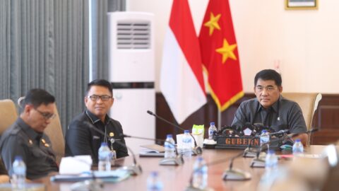 Gubernur Yulius Selvanus, mengikuti peresmian 1.151 km jalan daerah oleh Presiden Prabowo Subianto secara virtual dari Wisma Negara Bumi Beringin, Manado, Selasa (23/6/2026). Foto: Diskominfo Pemprov Sulut