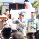Gubernur Sulawesi Utara Mayjen TNI (Purn) Yulius Selvanus saat menemui dan menyampaikan orasi di hadapan ratusan massa Koalisi Mapalus Pragib di halaman Kantor Gubernur Sulut, Kamis (25/6/2026).