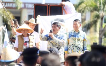 Gubernur Sulawesi Utara Mayjen TNI (Purn) Yulius Selvanus saat menemui dan menyampaikan orasi di hadapan ratusan massa Koalisi Mapalus Pragib di halaman Kantor Gubernur Sulut, Kamis (25/6/2026).