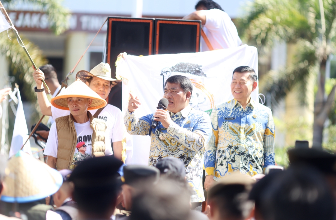 Gubernur Sulawesi Utara Mayjen TNI (Purn) Yulius Selvanus saat menemui dan menyampaikan orasi di hadapan ratusan massa Koalisi Mapalus Pragib di halaman Kantor Gubernur Sulut, Kamis (25/6/2026).
