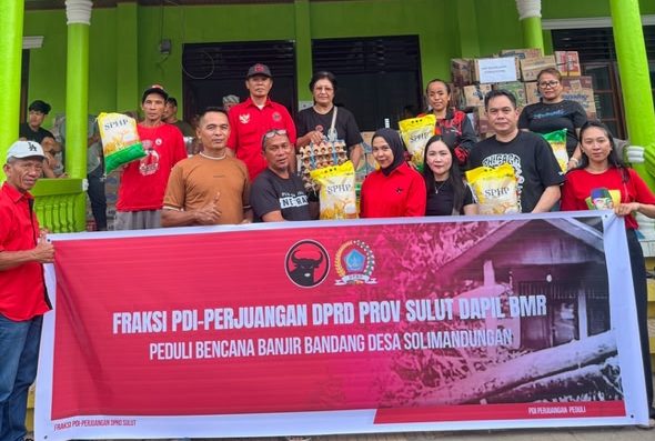 Fraksi PDI Perjuangan DPRD Sulut diwakili Feramitha Tiffani Mokodompit dan Harry Edward Porung menyerahkan bantuan logistik untuk korban banjir bandang di Desa Solimandungan, Kecamatan Bolaang, Bolmong.