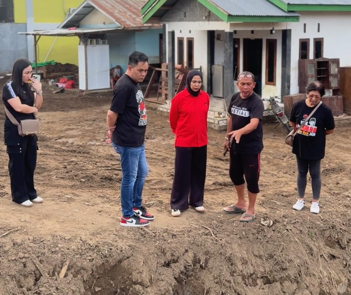 Anggota Fraksi PDI Perjuangan DPRD Sulut Dapil BMR, Feramitha Tiffani Mokodompit dan Harry Edward Porung meninjau langsung lokasi terdampak banjir bandang di Desa Solimandungan, Kecamatan Bolaang, Bolmong
