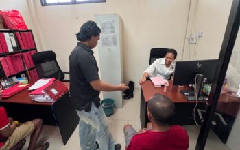 PELIMPAHAN PERKARA: Penyidik Unit PPA Satreskrim Polres Boltim saat merampungkan proses administrasi penyerahan tersangka tahap II di Kejari Kotamobagu, Rabu (3/6/2026).