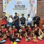Tim bola voli putra SMAS Budi Luhur Kembang Mertha berpose bersama pelatih dan pendamping usai menjuarai Turnamen Bola Voli Hari Bhayangkara ke-80 Piala Kapolres Kotamobagu. Meski hanya diperkuat delapan pemain, tim menunjukkan semangat juang tinggi dan disiplin luar biasa hingga meraih gelar juara tingkat Bolaang Mongondow Raya (BMR).