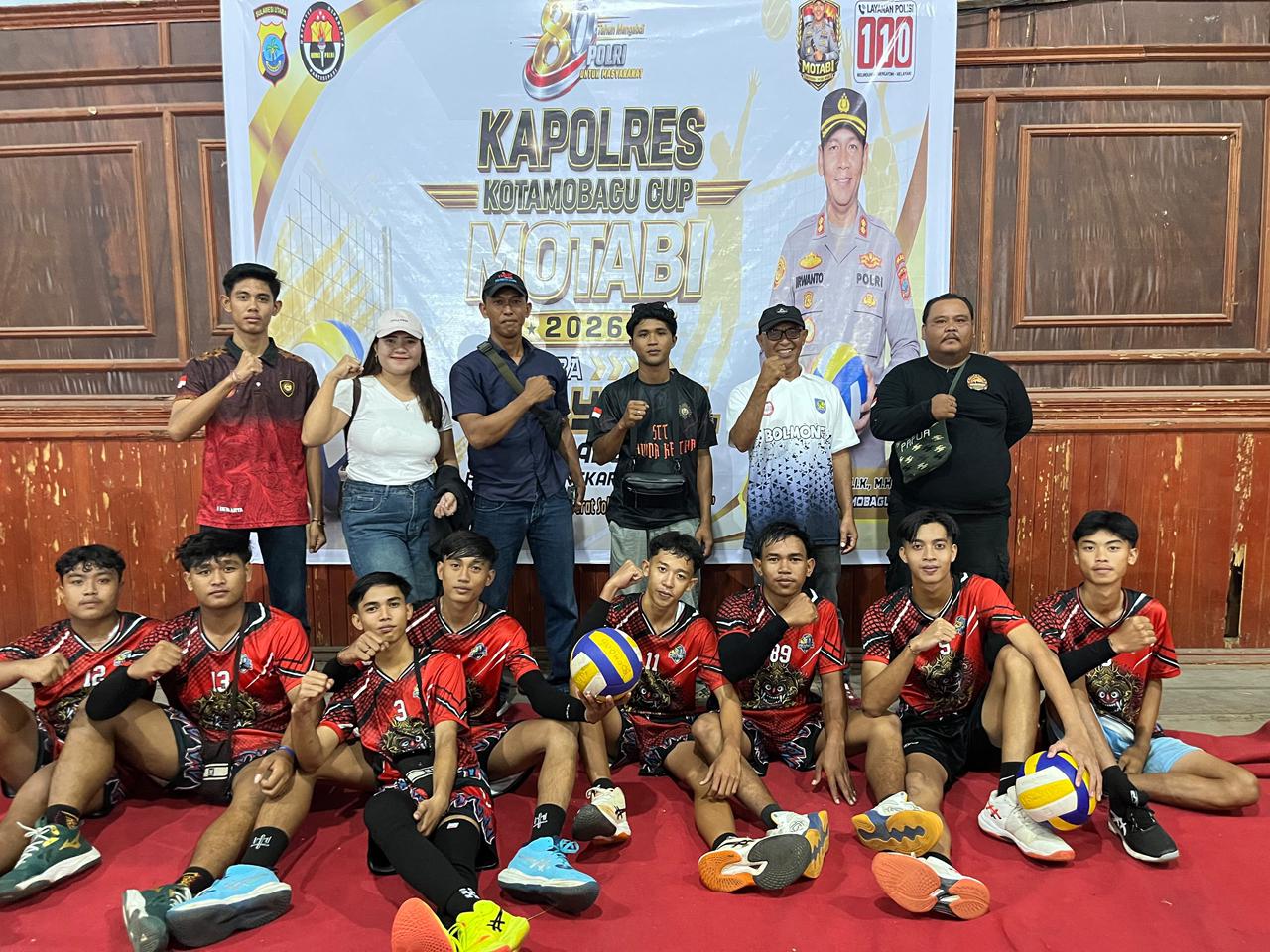 Tim bola voli putra SMAS Budi Luhur Kembang Mertha berpose bersama pelatih dan pendamping usai menjuarai Turnamen Bola Voli Hari Bhayangkara ke-80 Piala Kapolres Kotamobagu. Meski hanya diperkuat delapan pemain, tim menunjukkan semangat juang tinggi dan disiplin luar biasa hingga meraih gelar juara tingkat Bolaang Mongondow Raya (BMR).