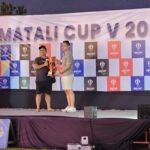 Ketua Askot PSSI Kotamobagu, Michael Solat Bibisa (berbaju putih), menyerahkan trofi juara Matali Cup V 2026 kepada Manajer PSM Mopusi di panggung utama Stadion Nunuk Matali. Penyerahan ini menandai berakhirnya turnamen bergengsi yang berlangsung sukses dan kondusif, sekaligus menjadi momentum menuju agenda besar berikutnya — Totabuan Champions League. Foto: Sulutplus/Bang Pace