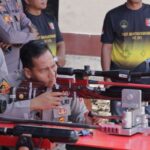 Kapolres Kotamobagu AKBP Irwanto, S.I.K., M.H., menunjukkan keterampilan menembak saat peresmian Lapangan Tembak MOTABI Polsek Kotamobagu, Senin (22/6/2026).