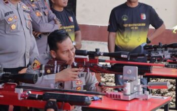 Kapolres Kotamobagu AKBP Irwanto, S.I.K., M.H., menunjukkan keterampilan menembak saat peresmian Lapangan Tembak MOTABI Polsek Kotamobagu, Senin (22/6/2026).