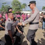 Kapolres Kotamobagu AKBP Irwanto, S.I.K., M.H. memimpin prosesi simbolis kenaikan pangkat dalam upacara Korps Raport di Lapangan Apel Mapolres Kotamobagu, Selasa (30/6/2026). Momen penuh khidmat ini menandai penghargaan atas dedikasi dan prestasi 59 personel Polres Kotamobagu dan Sat Brimob Polda Sulut Batalyon B Inuai.