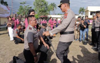 59 Personel Polres Kotamobagu dan Brimob Naik Pangkat 4 Kapolres Kotamobagu AKBP Irwanto, S.I.K., M.H. memimpin prosesi simbolis kenaikan pangkat dalam upacara Korps Raport di Lapangan Apel Mapolres Kotamobagu, Selasa (30/6/2026). Momen penuh khidmat ini menandai penghargaan atas dedikasi dan prestasi 59 personel Polres Kotamobagu dan Sat Brimob Polda Sulut Batalyon B Inuai.