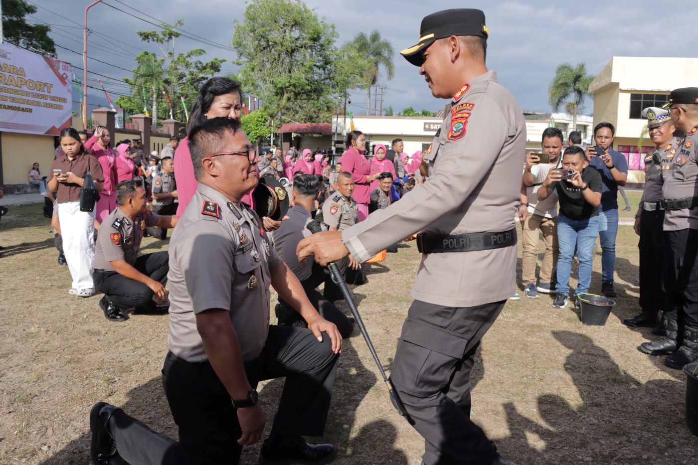 Kapolres Kotamobagu AKBP Irwanto, S.I.K., M.H. memimpin prosesi simbolis kenaikan pangkat dalam upacara Korps Raport di Lapangan Apel Mapolres Kotamobagu, Selasa (30/6/2026). Momen penuh khidmat ini menandai penghargaan atas dedikasi dan prestasi 59 personel Polres Kotamobagu dan Sat Brimob Polda Sulut Batalyon B Inuai.