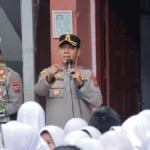 Kapolres Kotamobagu AKBP Irwanto saat memberikan edukasi mengenai dampak negatif penggunaan gadget dan bahaya hoaks kepada pelajar SMPN 4 Kotamobagu melalui program MOTABI Sapa KK, Senin (22/6/2026).