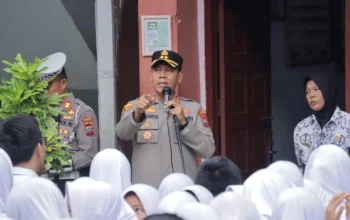 Kapolres Kotamobagu AKBP Irwanto saat memberikan edukasi mengenai dampak negatif penggunaan gadget dan bahaya hoaks kepada pelajar SMPN 4 Kotamobagu melalui program MOTABI Sapa KK, Senin (22/6/2026).