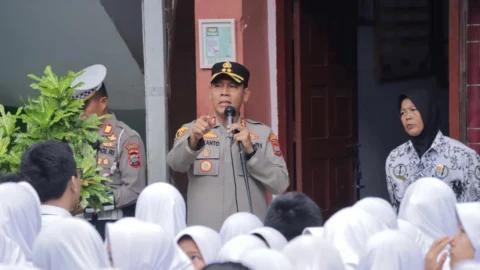 Kapolres Kotamobagu AKBP Irwanto saat memberikan edukasi mengenai dampak negatif penggunaan gadget dan bahaya hoaks kepada pelajar SMPN 4 Kotamobagu melalui program MOTABI Sapa KK, Senin (22/6/2026).