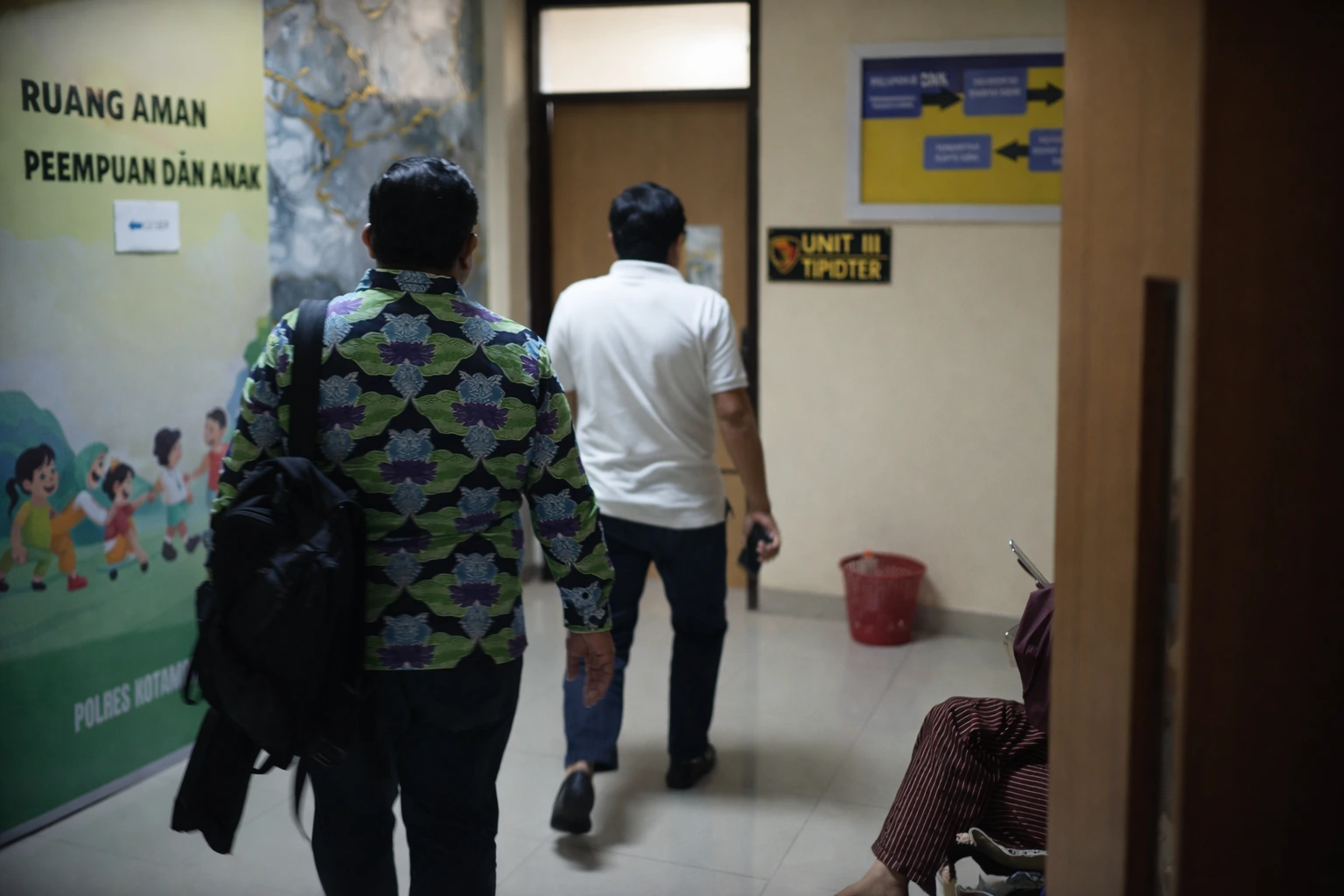 Herdy Korompot didampingi kuasa hukumnya saat memasuki ruang Unit III Tipidter Polres Kotamobagu untuk menjalani pemeriksaan terkait dugaan kasus penipuan, Senin (8/6/2026).