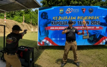 Kapolres Boltim AKBP Golfried Hasiholan Pakpahan, S.H., M.Si., saat menerima penghargaan Juara II Kejuaraan Menembak Kapolda Cup 2026 di Lapangan Tembak Jems Timpolas, Manado, Sabtu (27/6/2026).