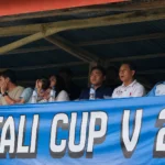 Kasat Reskrim Polres Kotamobagu Ahmad Waafi mengenakan kemeja blue navy saat mengawal langsung jalannya semifinal Liga Amatir PSSI di Stadion Nunuk Matani, memastikan laga berlangsung aman, tertib, dan penuh sportivitas.