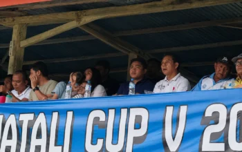 Kasat Reskrim Polres Kotamobagu Ahmad Waafi mengenakan kemeja blue navy saat mengawal langsung jalannya semifinal Liga Amatir PSSI di Stadion Nunuk Matani, memastikan laga berlangsung aman, tertib, dan penuh sportivitas.