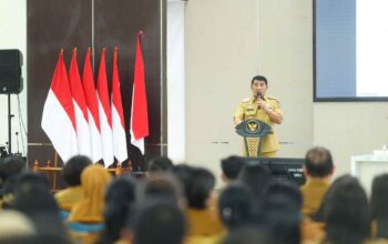 Target Zero Bullying dan Putus Sekolah, Gubernur Yulius Wajibkan Kepsek Bekerja Satu Komando 3 Gubernur Yulius Selvanus memberikan instruksi tegas mengenai target Zero Bullying dan sistem Satu Komando kepada kepala sekolah se-Sulut di Aula Mapalus Kantor Gubernur, Senin, 20 Juli 2026. Foto: Diskominfo Sulut