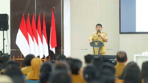 Target Zero Bullying dan Putus Sekolah, Gubernur Yulius Wajibkan Kepsek Bekerja Satu Komando 9 Gubernur Yulius Selvanus memberikan instruksi tegas mengenai target Zero Bullying dan sistem Satu Komando kepada kepala sekolah se-Sulut di Aula Mapalus Kantor Gubernur, Senin, 20 Juli 2026. Foto: Diskominfo Sulut