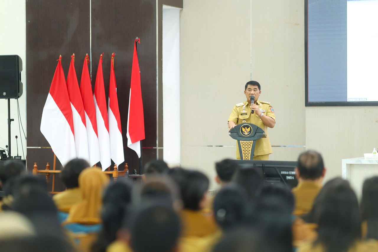 Gubernur Yulius Selvanus memberikan instruksi tegas mengenai target Zero Bullying dan sistem Satu Komando kepada kepala sekolah se-Sulut di Aula Mapalus Kantor Gubernur, Senin, 20 Juli 2026. Foto: Diskominfo Sulut