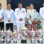 Ketua LPPD Sulut Ny. Anik Wandriani bersama Gubernur Yulius Selvanus, Wakil Gubernur, dan Sekretaris Provinsi berpose dengan deretan trofi kemenangan Pesparawi Nasional XIV 2026. Piala Bergilir Presiden RI resmi diboyong ke Manado dan disambut penuh sukacita di Graha Gubernuran Bumi Beringin, Rabu (1/7/2026).