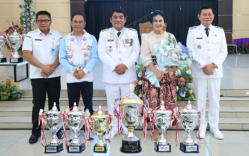 Gubernur Yulius Sambut Piala Presiden Pesparawi 5 Ketua LPPD Sulut Ny. Anik Wandriani bersama Gubernur Yulius Selvanus, Wakil Gubernur, dan Sekretaris Provinsi berpose dengan deretan trofi kemenangan Pesparawi Nasional XIV 2026. Piala Bergilir Presiden RI resmi diboyong ke Manado dan disambut penuh sukacita di Graha Gubernuran Bumi Beringin, Rabu (1/7/2026).