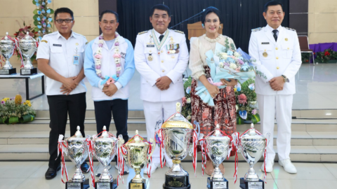 Gubernur Yulius Sambut Piala Presiden Pesparawi  