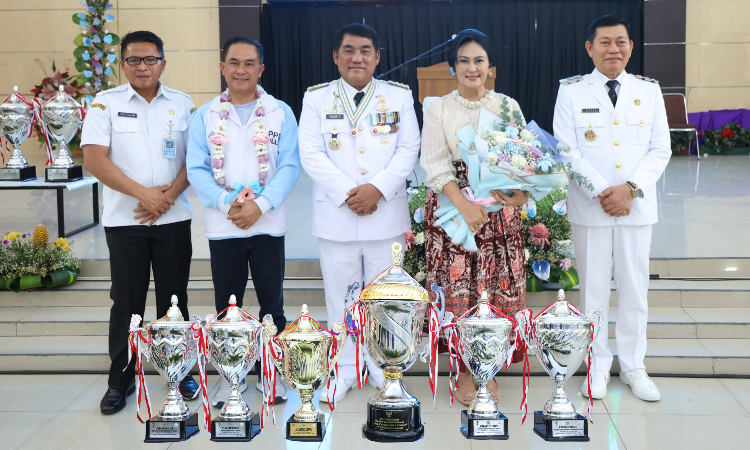 Ketua LPPD Sulut Ny. Anik Wandriani bersama Gubernur Yulius Selvanus, Wakil Gubernur, dan Sekretaris Provinsi berpose dengan deretan trofi kemenangan Pesparawi Nasional XIV 2026. Piala Bergilir Presiden RI resmi diboyong ke Manado dan disambut penuh sukacita di Graha Gubernuran Bumi Beringin, Rabu (1/7/2026).