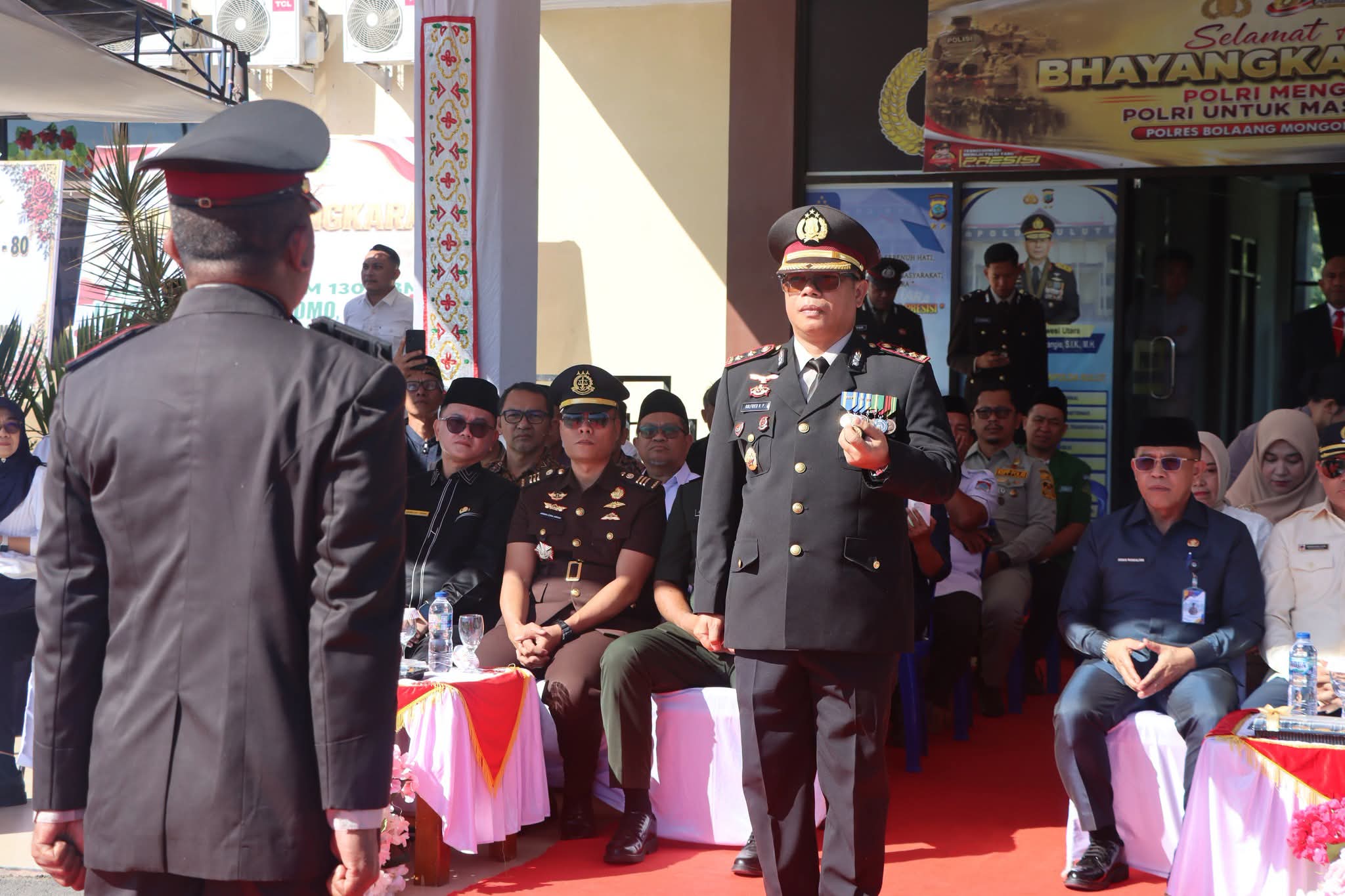 Kapolres Boltim AKBP Golfried Hasiholan Pakpahan, S.H., M.Si. saat memimpin jalannya upacara peringatan Hari Bhayangkara ke-80 di Lapangan Apel Polres Boltim, Tutuyan, Rabu (1/7/2026).
