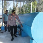 Kapolres Kotamobagu AKBP Abdul Kholik saat meninjau langsung progres pembangunan fasilitas Sarana Pelayanan Pemenuhan Gizi (SPPG) di Paloko Kinalang, Kelurahan Kotobangon, Selasa, 28 Juli 2026.