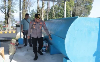 Kapolres Kotamobagu AKBP Abdul Kholik saat meninjau langsung progres pembangunan fasilitas Sarana Pelayanan Pemenuhan Gizi (SPPG) di Paloko Kinalang, Kelurahan Kotobangon, Selasa, 28 Juli 2026.