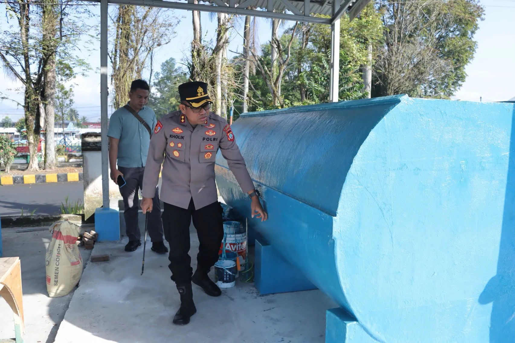 Kapolres Kotamobagu AKBP Abdul Kholik saat meninjau langsung progres pembangunan fasilitas Sarana Pelayanan Pemenuhan Gizi (SPPG) di Paloko Kinalang, Kelurahan Kotobangon, Selasa, 28 Juli 2026.