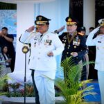 Gubernur Sulawesi Utara Mayjen TNI (Purn) Yulius Selvanus (tengah) memimpin upacara peringatan Hari Bhayangkara ke-80 di Lapangan Mapolda Sulut, Rabu (1/7/2026), sekaligus membacakan amanat Presiden RI Prabowo Subianto.