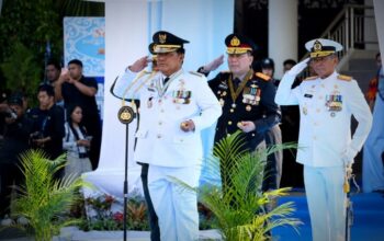 Gubernur Yulius Pimpin Upacara Hari Bhayangkara ke-80 di Mapolda Sulut 4 Gubernur Sulawesi Utara Mayjen TNI (Purn) Yulius Selvanus (tengah) memimpin upacara peringatan Hari Bhayangkara ke-80 di Lapangan Mapolda Sulut, Rabu (1/7/2026), sekaligus membacakan amanat Presiden RI Prabowo Subianto.