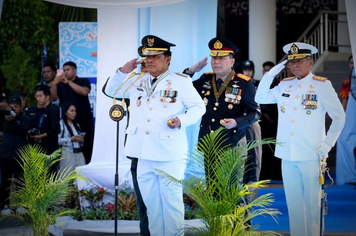 Gubernur Sulawesi Utara Mayjen TNI (Purn) Yulius Selvanus (tengah) memimpin upacara peringatan Hari Bhayangkara ke-80 di Lapangan Mapolda Sulut, Rabu (1/7/2026), sekaligus membacakan amanat Presiden RI Prabowo Subianto.