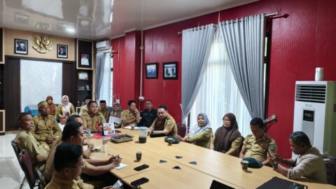 Sekda Bolsel M. Arvan Ohy memimpin rapat koordinasi bersama jajaran perangkat daerah untuk mematangkan persiapan peringatan HUT ke-18 Kabupaten Bolsel.