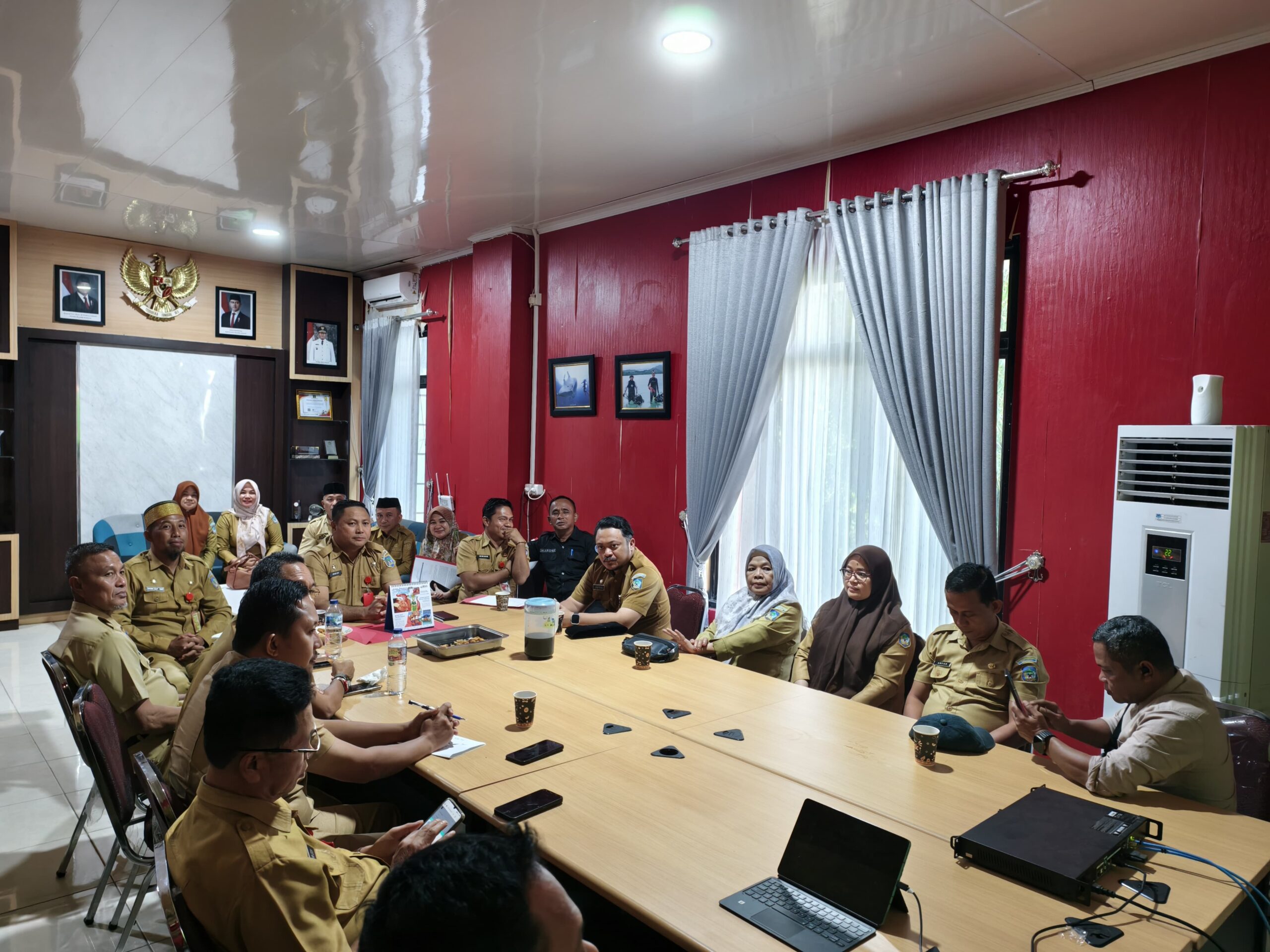 Sekda Bolsel M. Arvan Ohy memimpin rapat koordinasi bersama jajaran perangkat daerah untuk mematangkan persiapan peringatan HUT ke-18 Kabupaten Bolsel.